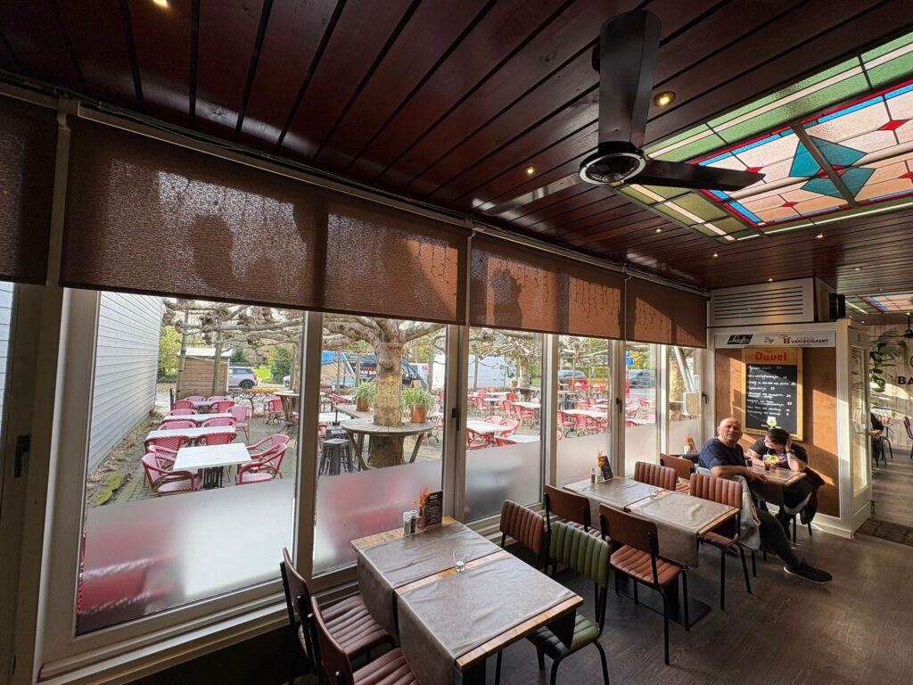 Cafe Meilsen Luxaflex raamdecoratie door Stefan van Bogaert BV